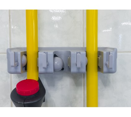 Stenski nosilec za 3 ročaje in 4 obeske Pripomočki za čiščenje