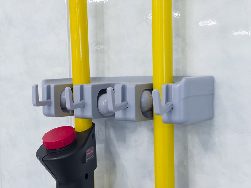 Stenski nosilec za 3 ročaje in 4 obeske Pripomočki za čiščenje